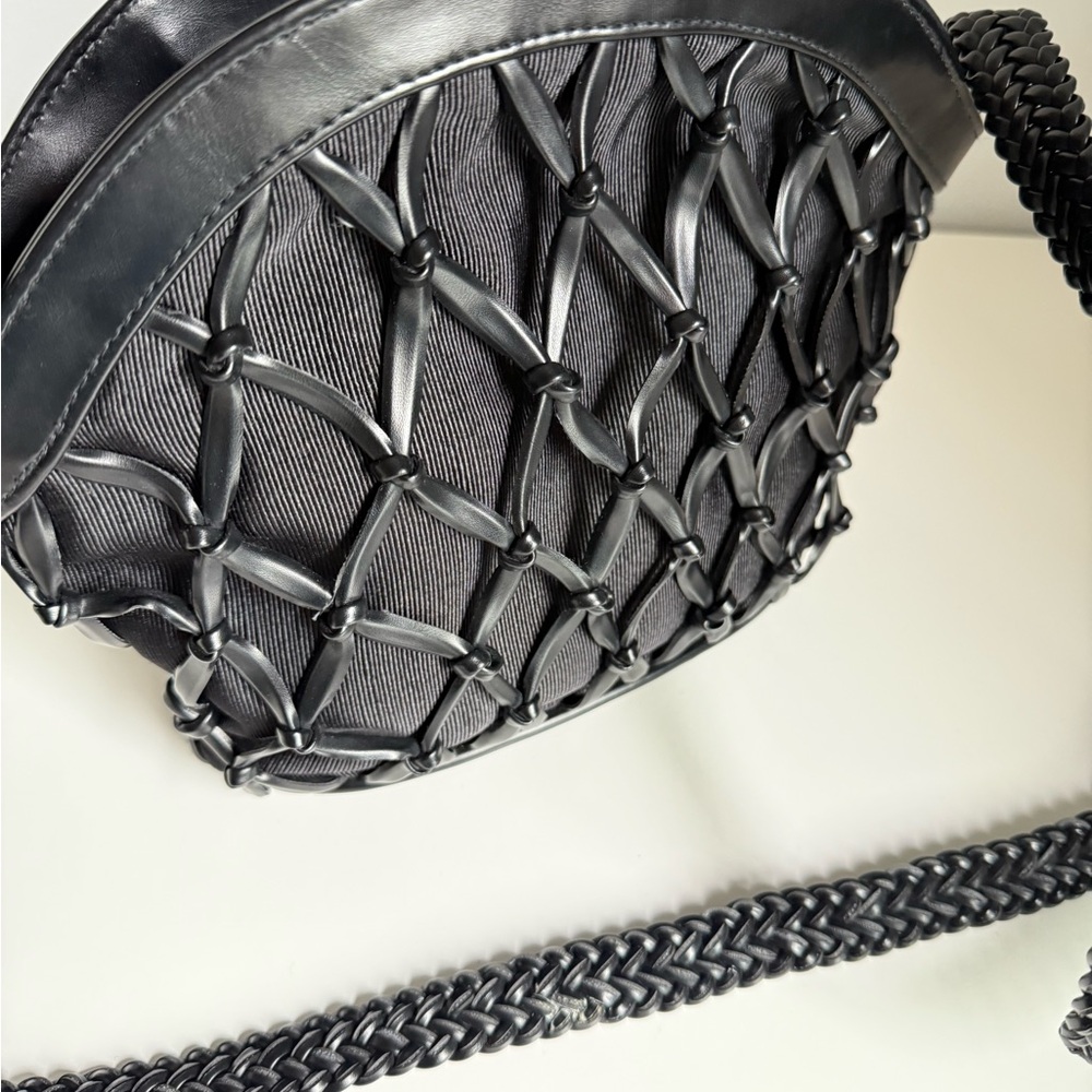 Tiannl Black Crossbody Bag with Woven Design - Picture 4 of 7